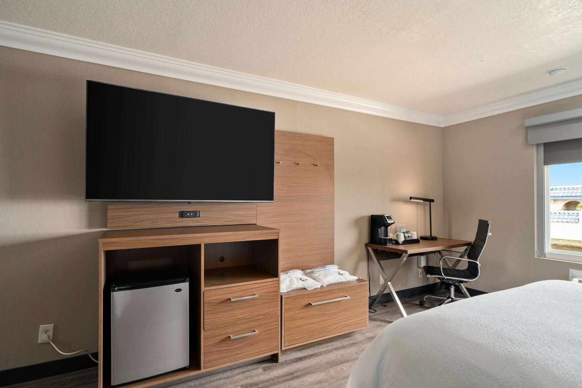 Best Western Plus Newport Mesa Inn Коста Меса Экстерьер фото